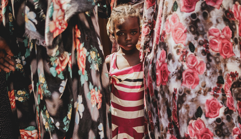 Ein Mädchen in einer Flüchtlingssiedlung im Südsudan